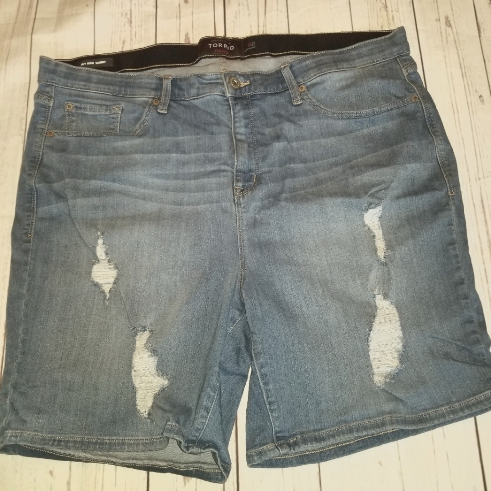Torrid Sky High Skinny Bermuda Medium Wash Jeans Shorts distressed 22 premium